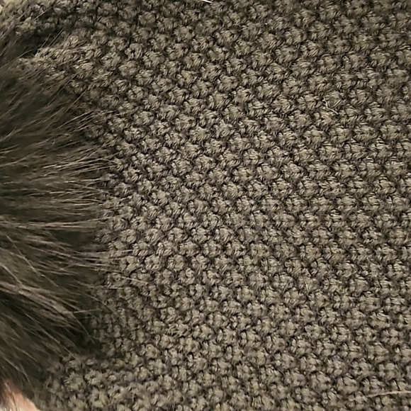 Merino Wool touque with faux fur pom pom - Picture 6 of 6